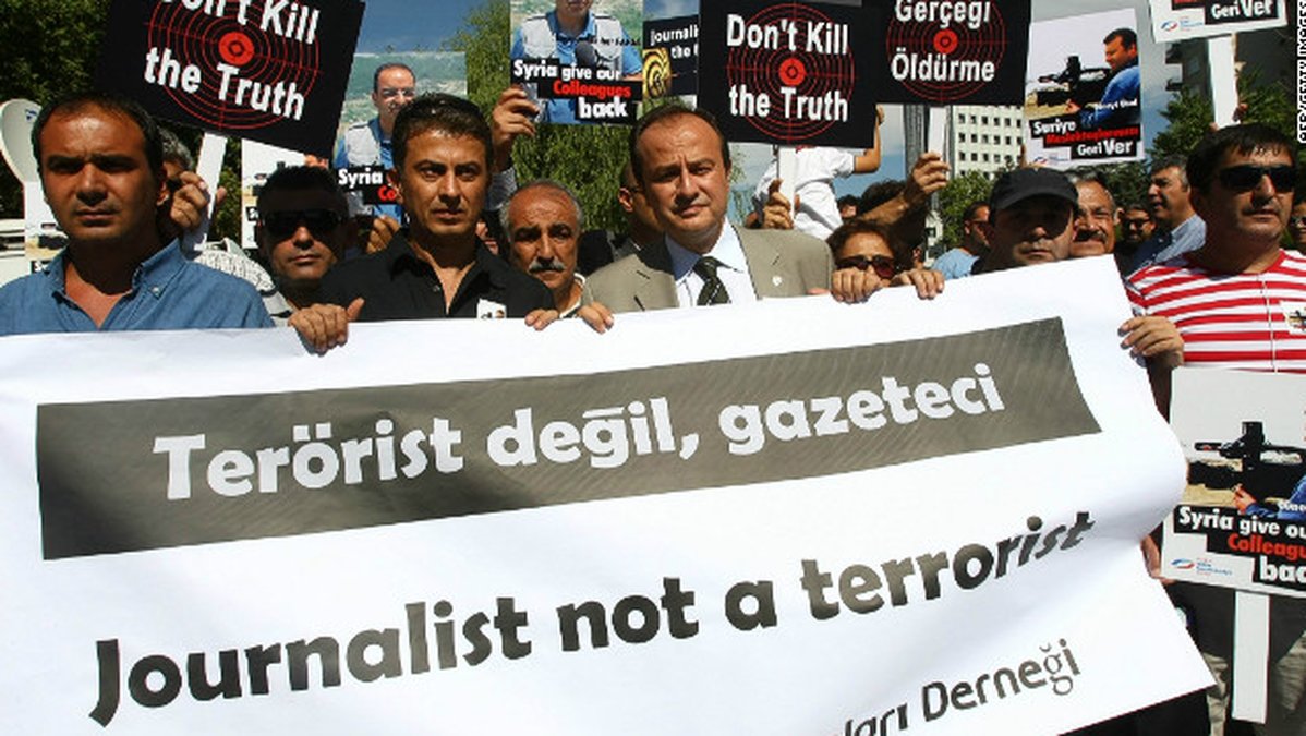 Här protesterar över 100 turkiska journalister för frigivningen av två journalister i Ankara, augusti 2012.